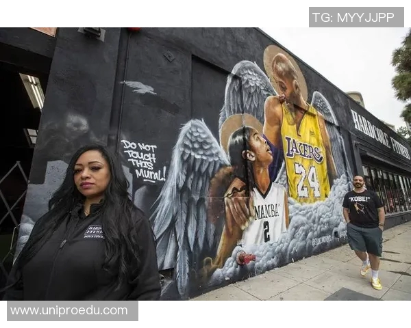 科比纪念像在洛杉矶市中心揭幕，球迷争相合影纪念